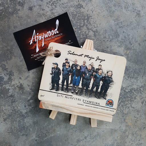 AJOYWOOD PORTRAIT STUDIO & JCB BACKHOE RENTAL - POTRET KAYU HADIAH BIRTHDAY ANNIVERSARY RETIREMENT SEWA JCB